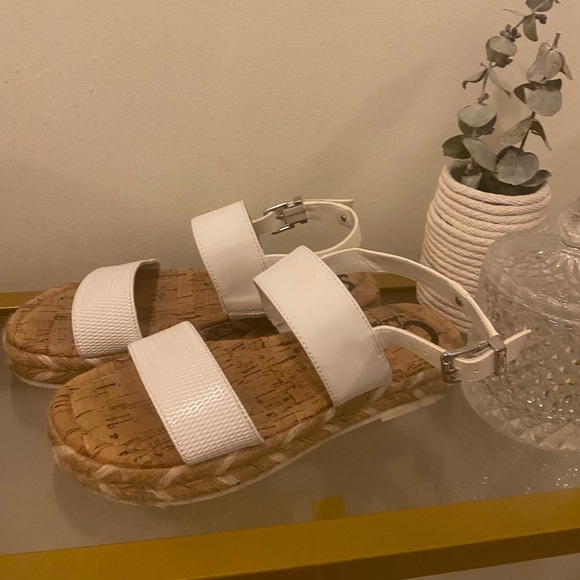 Circus by Sam Edelman Ani Sandal, like new!
Size 5, woven platform espadrille💃 - Picture 2 of 5